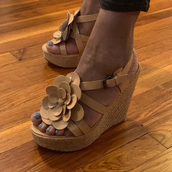 Vera Wang Dune Penny Wedges - Picture 2 of 6